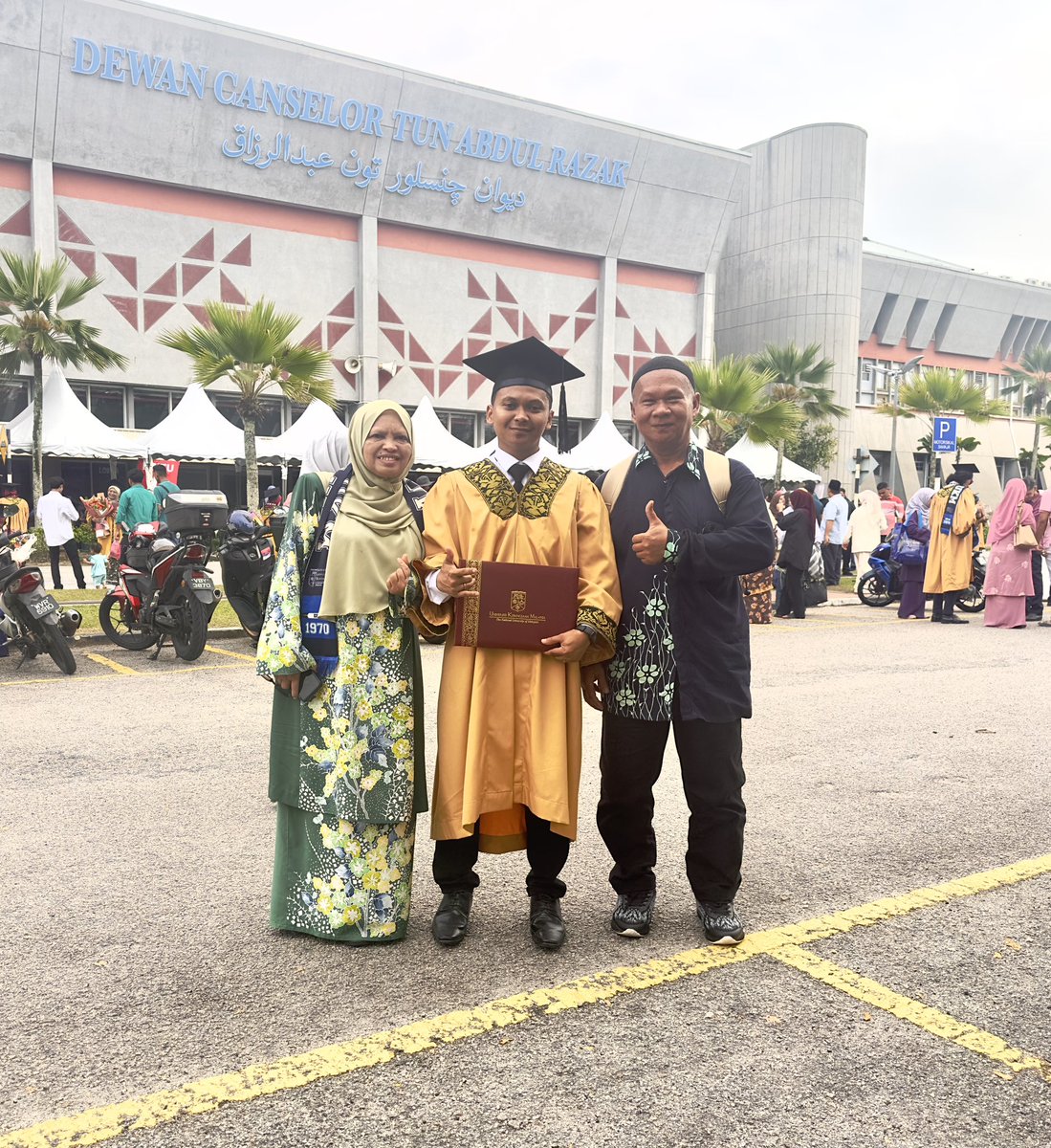 matjuandy's tweet image. Alhamdulillah. Officially graduated !! Back on stage again for my 3rd graduation🙂🙂
