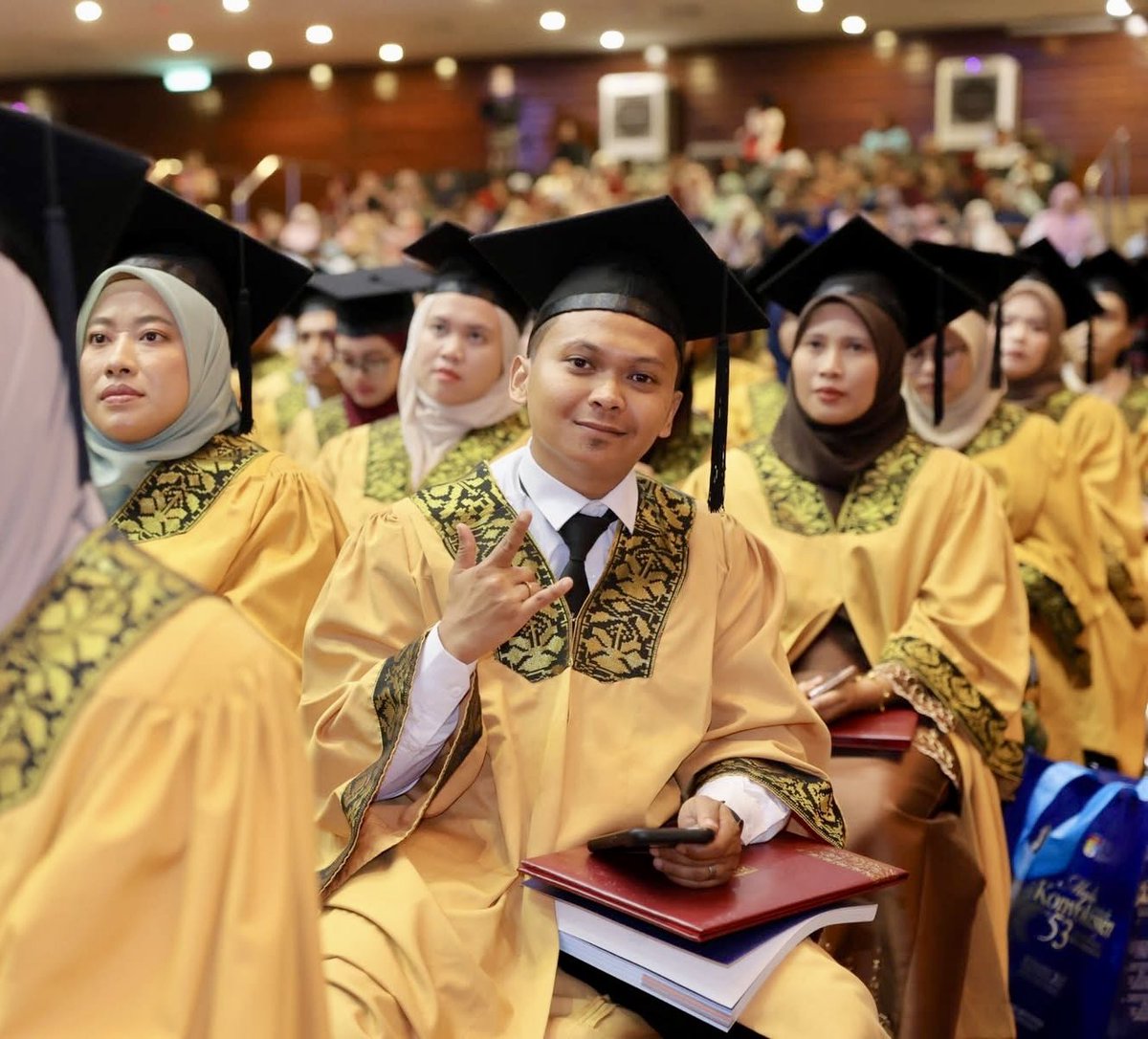 matjuandy's tweet image. Alhamdulillah. Officially graduated !! Back on stage again for my 3rd graduation🙂🙂