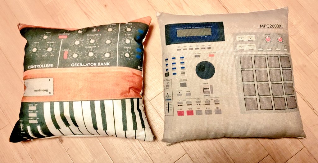 edgepopper_cfnm's tweet image. かなり昔に買ったクッションたち
知ってる人はニヤッできるのです

 #moog
 #AKAI
 #MPC