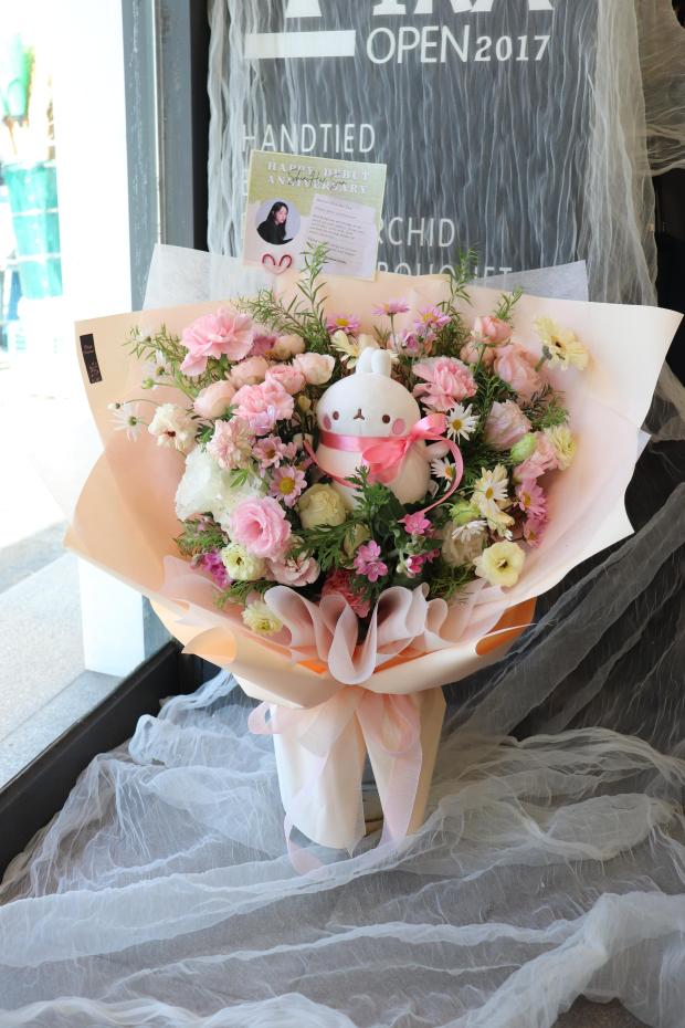 shinhaesunintl's tweet photo. Our gifts for #ShinHaeSun have been sent to Management Seesun today! Happy 13th debut anniversary, dearest Hae Sun! All we want to say to you is on the card. Hope the flowers and Molang stuffed toy (with a recorded message) will cheer you up this day. Love ya! 😘
#신혜선 #申惠善 https://t.co/Tt0gkuUp4e