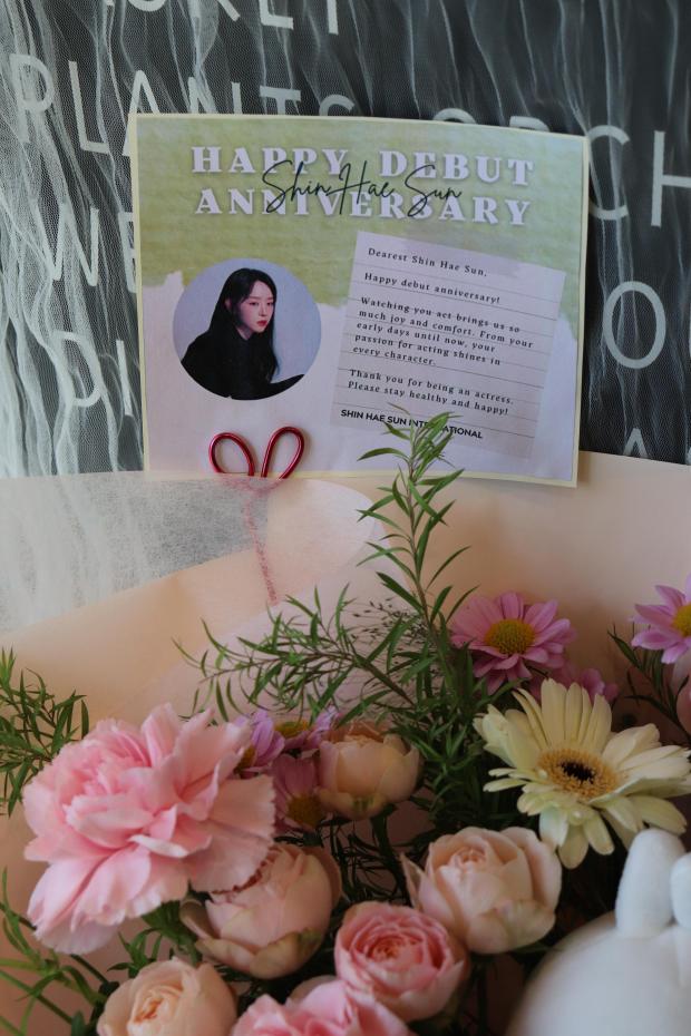 shinhaesunintl's tweet photo. Our gifts for #ShinHaeSun have been sent to Management Seesun today! Happy 13th debut anniversary, dearest Hae Sun! All we want to say to you is on the card. Hope the flowers and Molang stuffed toy (with a recorded message) will cheer you up this day. Love ya! 😘
#신혜선 #申惠善 https://t.co/Tt0gkuUp4e