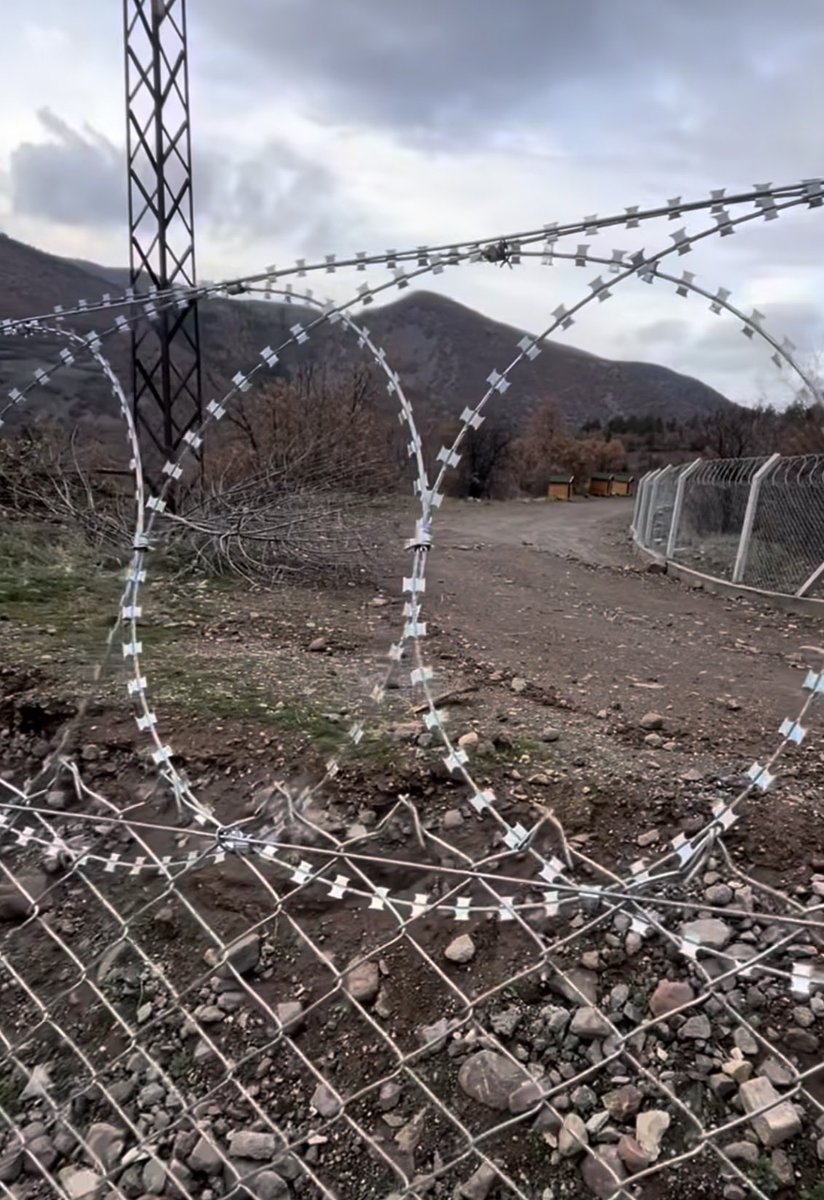 O jiletli telleri kaldırmazsanız, kendinizi sıklıkla sosyal medyada görürsünüz. Bu yüzden askıda kalıp ölen köpekler oldu. Yol yakınken, içeri boşken kaldırmanızı öneriyorum. <a href="/kizilcahamambel/">Kızılcahamam Belediyesi 🇹🇷</a>