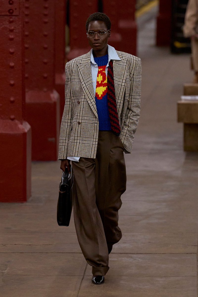 jacquemusx's tweet image. Clark Kent, but make it Chanel.