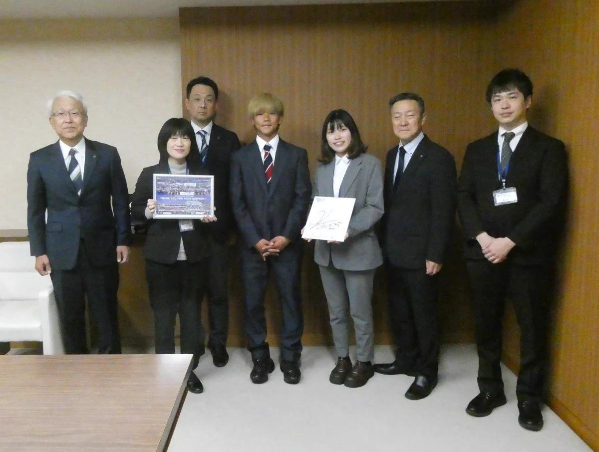 G7OngLibgAA_XfY?format=webp&