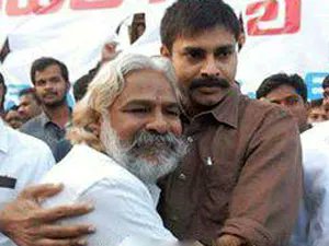 PJRaghuRanjith's tweet image. ఇలాంటి సమయంలో మా గద్దరన్న బతికి ఉంటే బాగుండేది రా... అనిపిస్తుంది 👍

ఇప్పుడు వాగుతున్న కుక్కలకి చెప్పుతో కొట్టి సమాధానం చెప్పేవారు 🙏