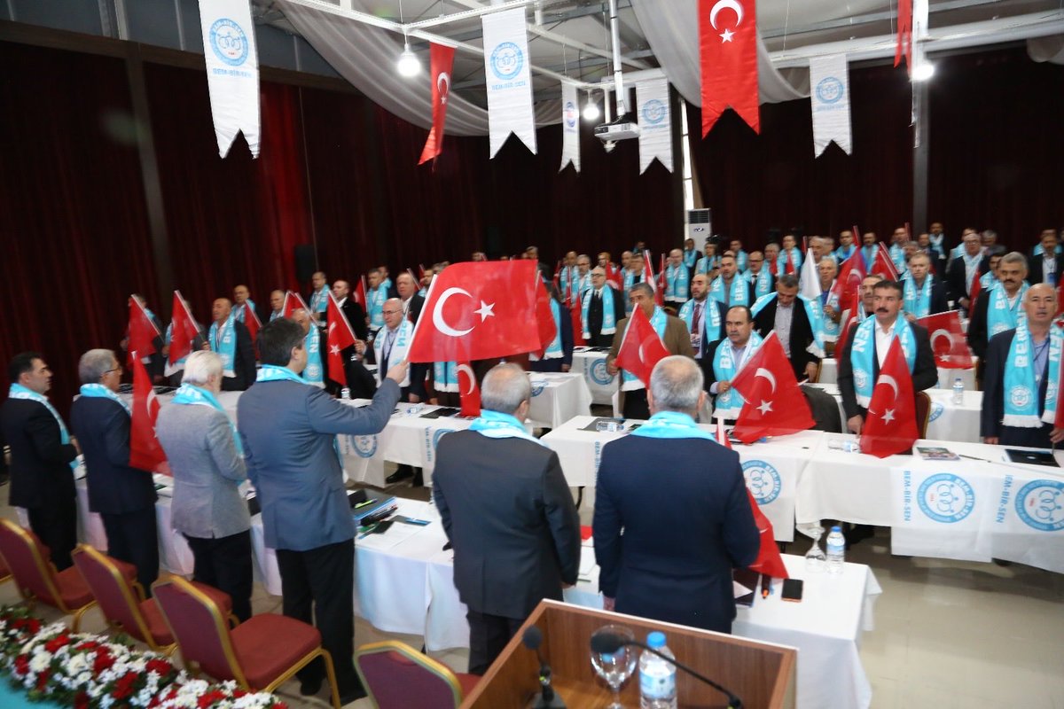 #BemBirSenBaşkanlarKurulu2025

Türkiye’mizin 🇹🇷
dört bir yanından gelen davamızın öncü kadroları, 
Genel Merkez Yönetim Kurulumuz,
Şube ve İl Başkanlarımızın katılımı ile icra ettiğimiz 
Bem-Bir-Sen Başkanlar Kurulu Toplantımız İstiklal Marşımızın okunması ve Kuran-ı Kerim