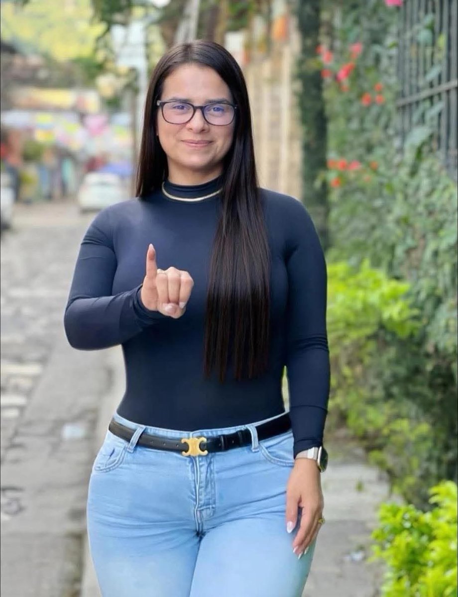 ➪Isis Cuellar es la diputada más votada del Partido Libre en el departamento de Copán, lo que la llevaría automáticamente a ocupar nuevamente un curul en el Congreso Nacional. Cuellar ha logrado más de 15,300 votos, pese a que su nombre sonó sin parar este año por el