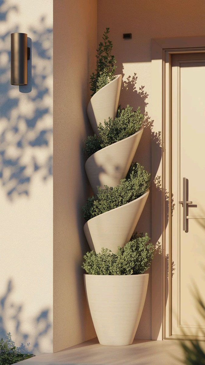 EmyUmoden's tweet image. Porch plant vase.