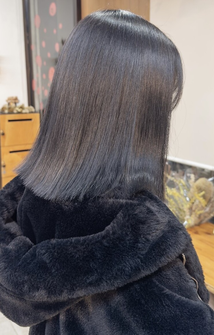黒髪とグレーの中間のような、深みのある髪色のダークグレー🖤🤍 黒髪