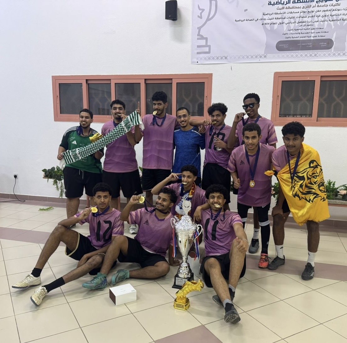 توج فريق #كلية_الهندسة_والحاسبات_بالليث بلقب دوري كليات محافظة الليث لكرة القدم، بحضور سعادة عميد كلية الهندسة والحاسبات وسعادة عميد الكلية الجامعية وعدد من منسوبي وطلاب كليات المحافظة.

#جامعة_أم_القرى