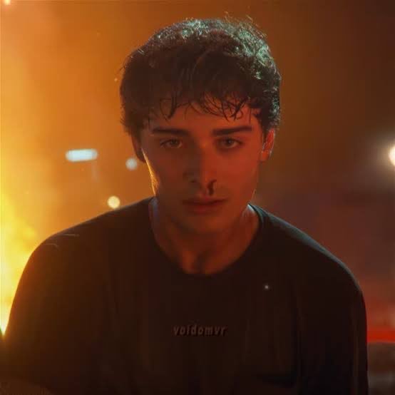 _jesseroo's tweet photo. Ok HEAR. ME OUT!!! Coz I cannot be the only one who thought he was kinda 🤤😍 at the end … 🙈👀 #willbyers #StrangerThingsSeason5 https://t.co/ogbHNCmELd