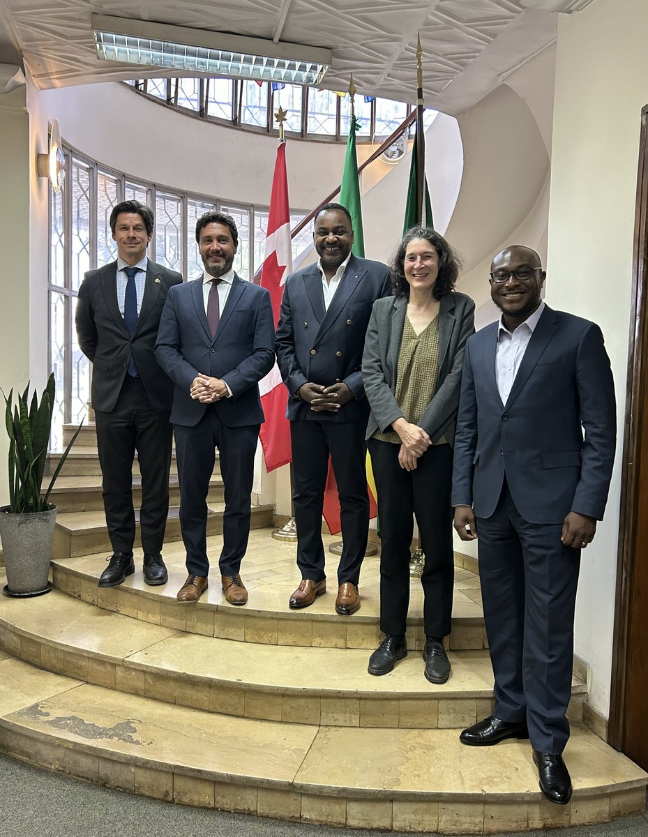 CAunionafriFR's tweet photo. @CAunionafriFR CdM et Envoyé spécial pour l'Afrique @Marc_Ben a accueilli le directeur de @GIZAfricanUnion @TobiasThielGIZ et son équipe pour une discussion approfondie sur des questions d'intérêt commun, notamment la #ZLECAf, #EFTP, la #Santémondiale, et bien d'autres encore. https://t.co/aEJK34Np2H