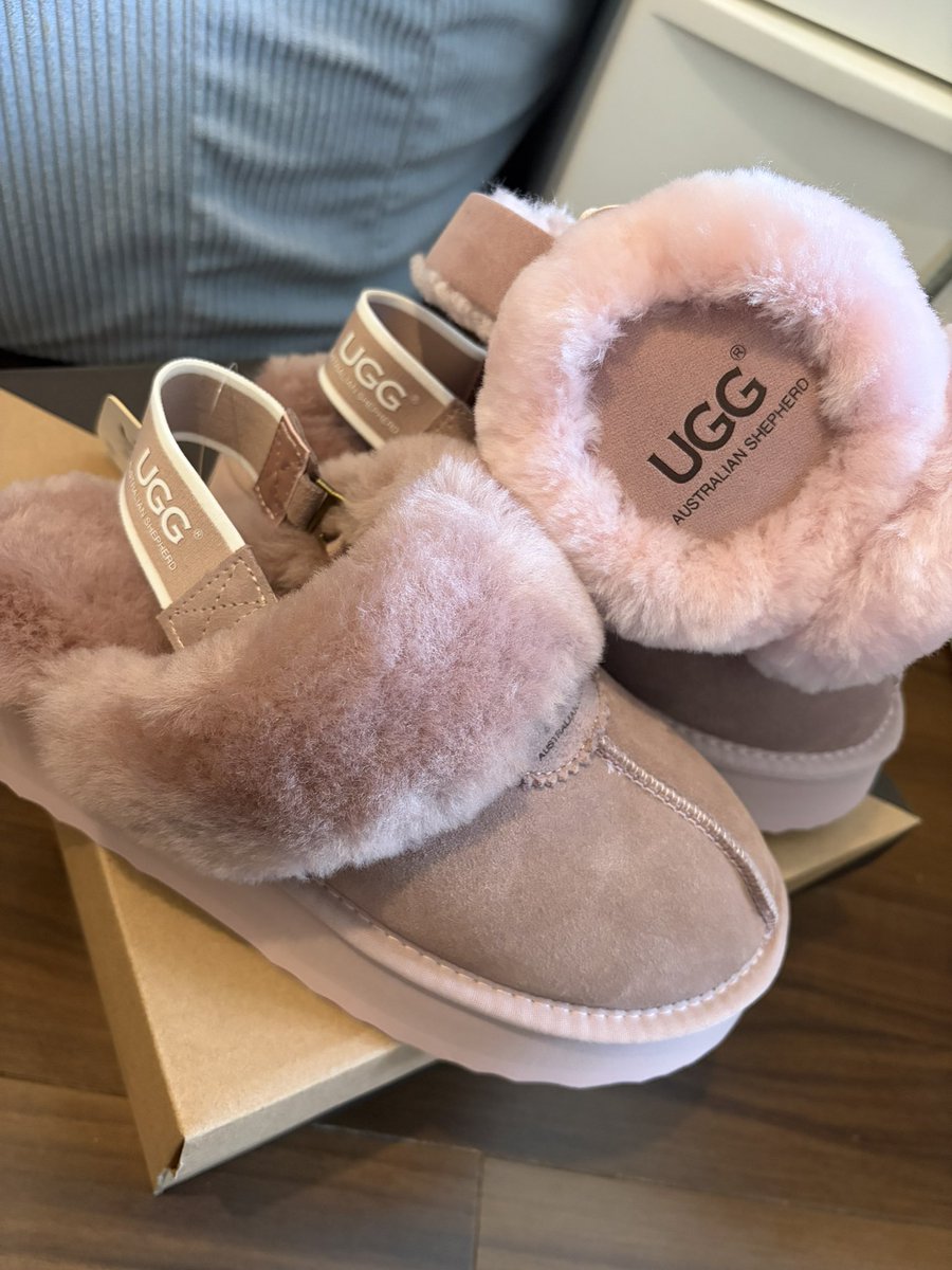 本日

珍呑
17~23時

お待ちしております
🍻🥂🍷🥃🍸🍹🍾

母親にオーストラリアで日本に売ってないUGG買ってきてもらった🩷️🐨