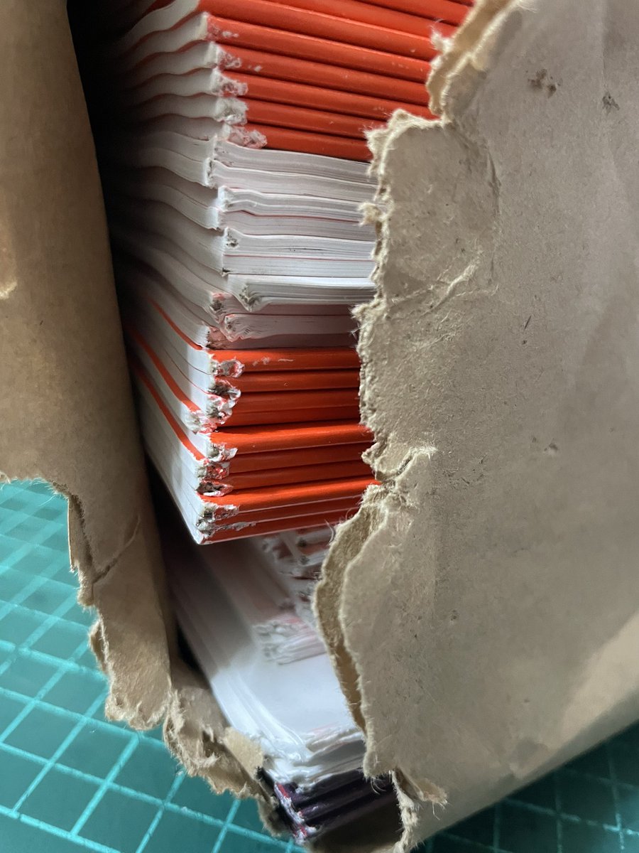 kou_un2989's tweet photo. ヤ○トの荷物届いたんだけど…
家族が受け取って、「中身には問題無い」だそうです。

この程��で文句言ってもいいけど、本だからこんなんでも破損と言えるのかなー
すぐ使うものだし現状保存は無理。

補償ったってどうしてくれんのかねー

って事で、記録の為に。

#ヤマト運輸　#クロネコヤマト https://t.co/K7jfpUB5wU