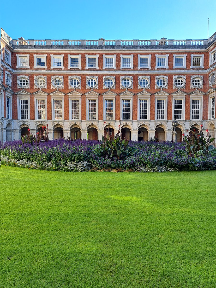 Dianagreenqueen's tweet image. The grand windows of Hampton Court Palace. 
&apos;Playschool&apos; vibes, for 70&apos;s babies 😉 #WeekWforWindows #AlphabetChallenge