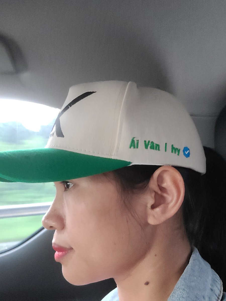 ai_van_le's tweet photo. Từ lúc đội cái nón mới này, không thấy ai đi qua like cho tôi cái nào cả 👩‍🌾👩‍🌾. https://t.co/FdoAXe4Mz8