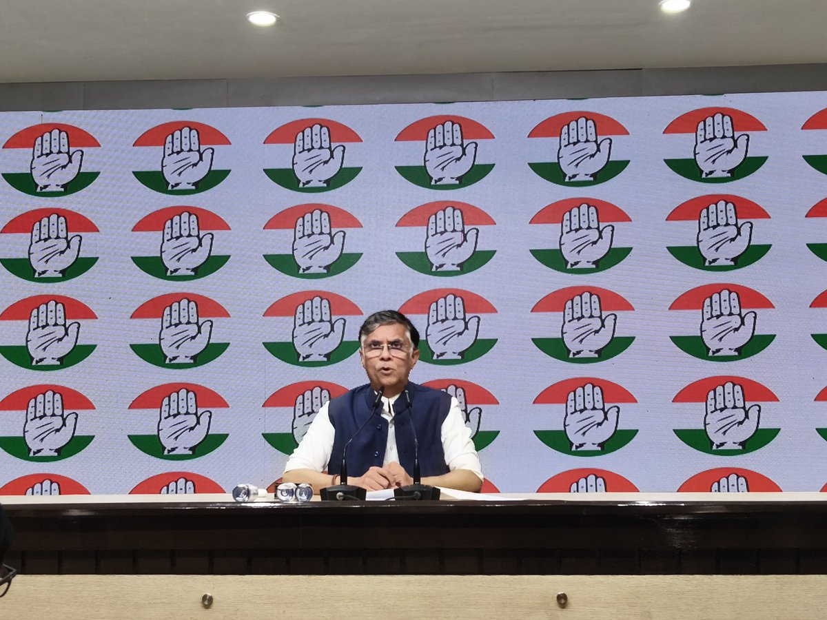 दो जासूस है..,2014 में इन्हीं दोनों ने नारा दिया था कि घर घर मोदी। संचार साथी, ये हर मोबाइल में मौजूद है। कपिल मिश्रा ने इन दोनों के जासूसी का खुलासा दिल्ली विधानसभा में किया था, हम उनका धन्यवाद करते हैं। कल एक महराज आए, उन्होंने कहा कि इसको डिलीट कर सकते है। महराज बताए कि लिखित