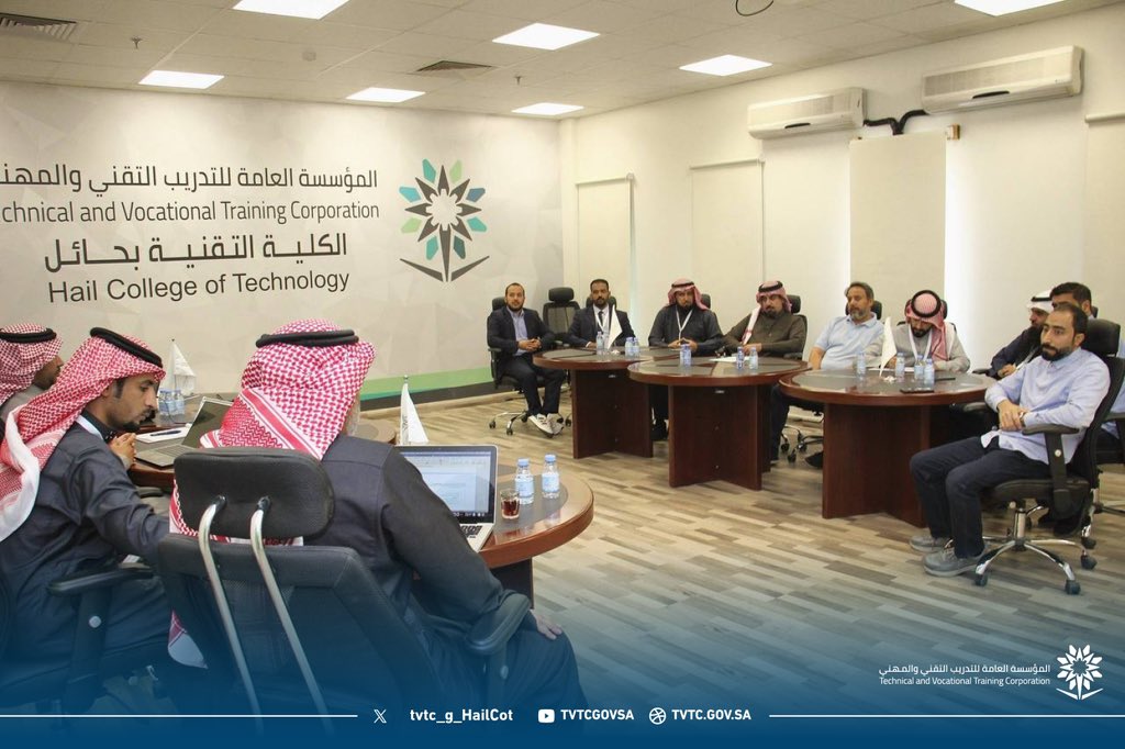 #تغطية ||📷

جانب من نقاشات فريق الزيارة من هيئة تقويم التعليم والتدريب مع منسوبي #الكلية_التقنية_بحائل المتعلقة بالمعيار الخامس ( التدريب والموارد ) 

#التدريب_التقني