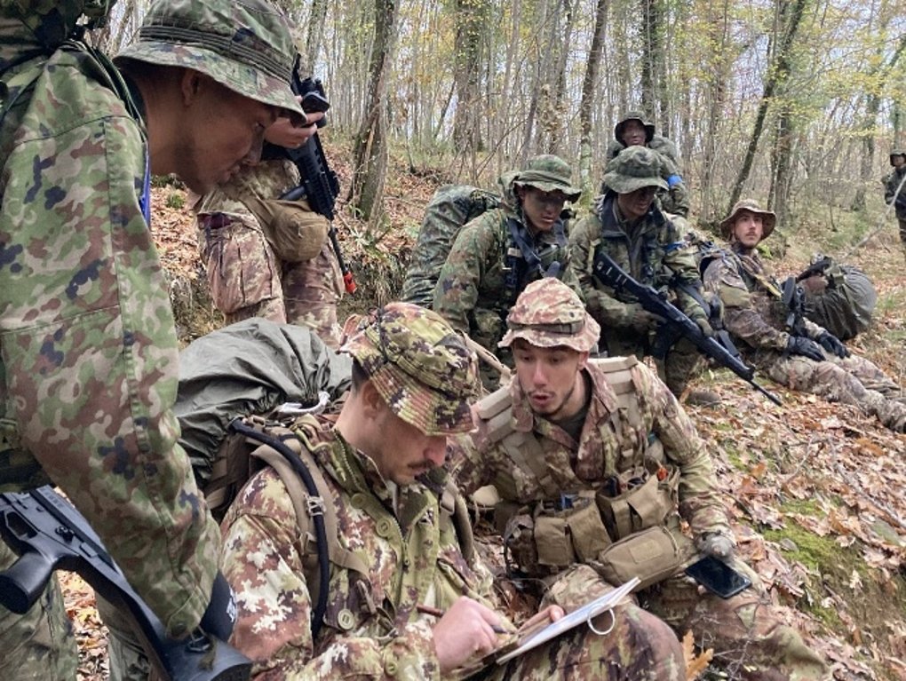 jgsdf_1stAbnB's tweet image. 【伊国における多国間空挺演習⑥】
#第１空挺団 は、伊国における多国間空挺演習（マングスタ２５）終盤の総合訓練に参加しました。多国間共同での自由降下及び空挺降下に引き続く地上作戦を一連の状況下で演練し、伊陸軍を始めとする８か国との連携強化を図りました。
#Italy @173rdAbnBde