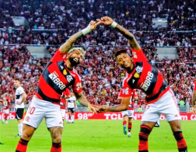 GLCRUZZ's tweet photo. @FluminenseFC Os pai fazem os filhos copiam kkkkkkkk https://t.co/MJLWS7Bfbx
