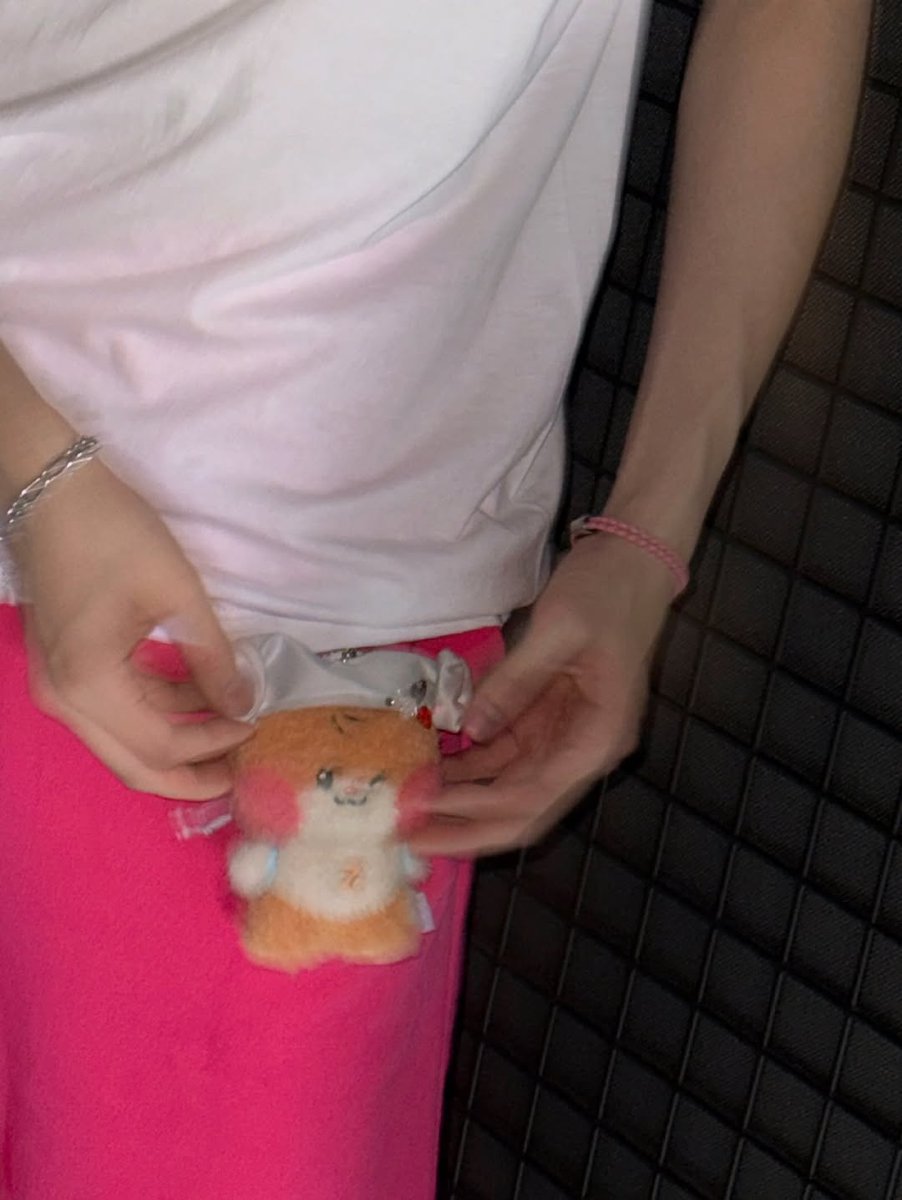 sunghanbib's tweet photo. This theme gives me the opportunity to show off my Binini’s cuteness. Look at her wearing a towel on her head just like me and the stickers on her!! Isn't she adorable? 🥺 https://t.co/vLyLMjfLky