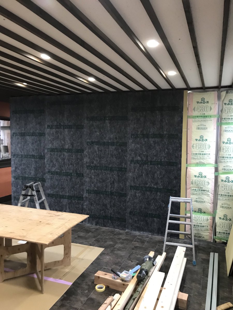 FeelingPay's tweet image. 本日の。
断熱材入れて石膏ボード貼って遮音シート貼った。
