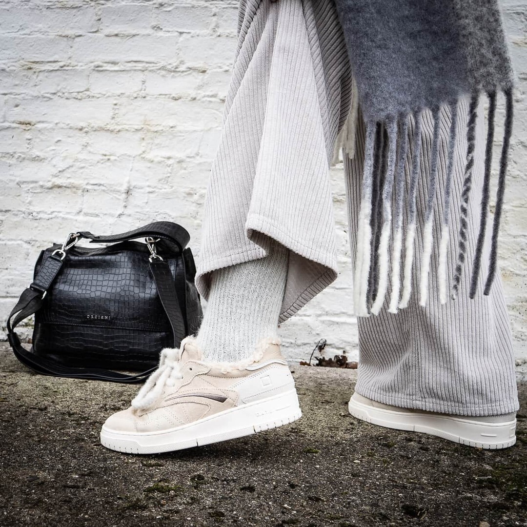 Warm eingepackt, aber trotzdem leicht unterwegs.
Der Torneo Pure in Mono Beige ist genau dieser Sneaker, der Wintertage unkompliziert macht. Veloursleder, feine Lederdetails und ein Lammfellfutter, das sich anfühlt wie ein stiller Kaminmoment. Dazu die t… instagr.am/p/DRyze99lgkH/