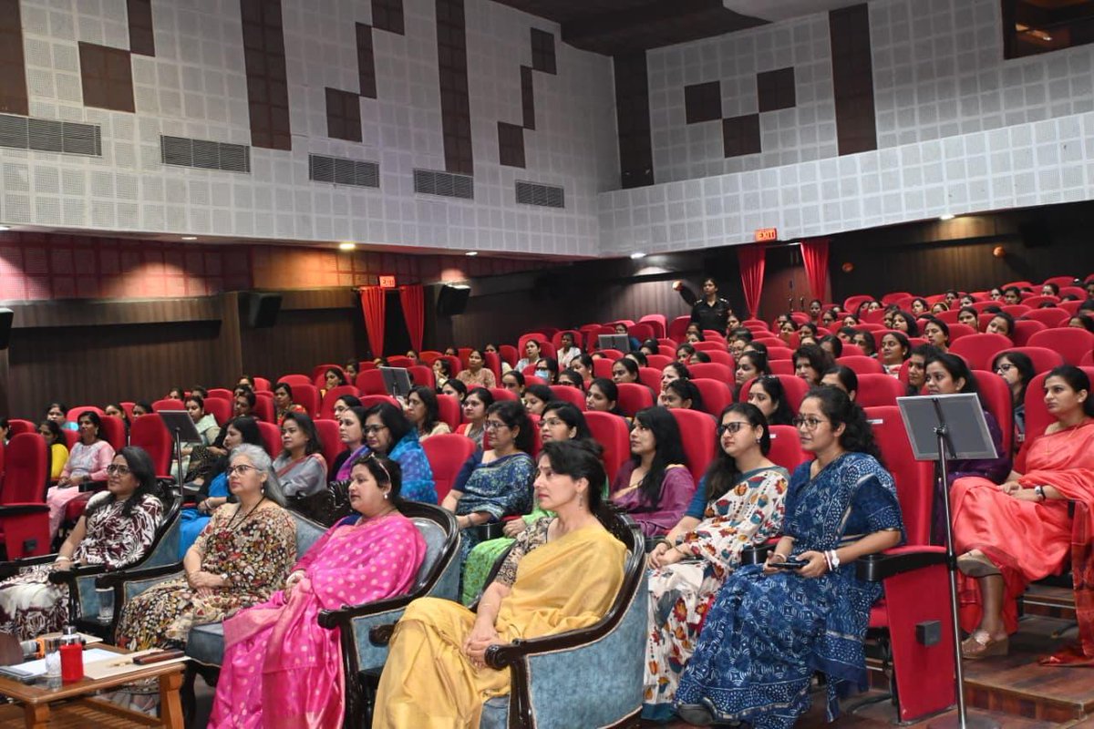 easterncomd's tweet image. Under the aegis of #EasternCommand, a health awareness session on #HPV vaccination, #MenstrualCup hygiene &amp;amp; #CPR was held at #VijayDurg, #Kolkata by Command Hospital. The programme promoted preventive care, informed health choices &amp;amp; essential life-saving skills. A heart-health…