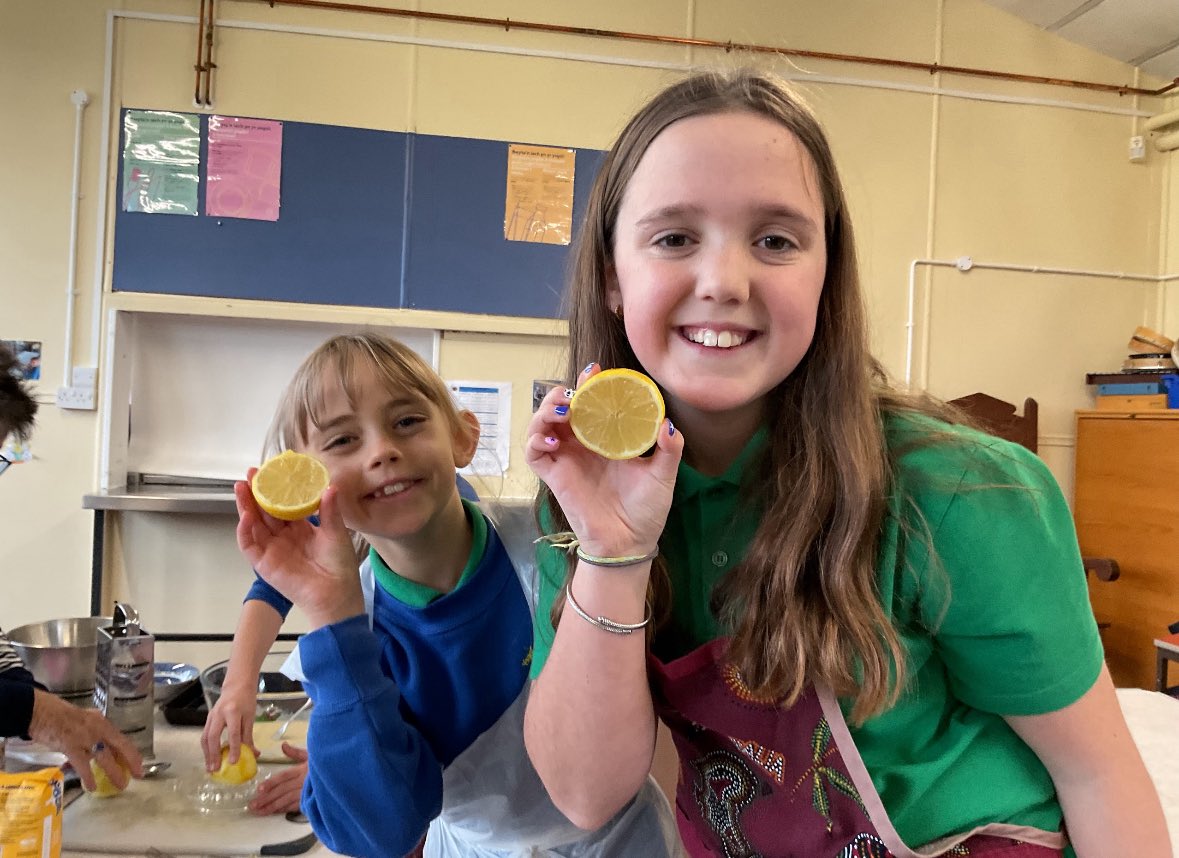 YBanwy's tweet photo. Tîm Garthbeibio…
Coginio, treialu a rhewi ein cacen lemon yn barod ar gyfer ein swper! Da iawn dîm! Meddwl chwim a chynllunio trwyadl! Diolch i Mrs Bennet- un o wirfoddolwyr mwyaf arbennig Ysgol Cwm Banwy. ❤️ Ymunwch â ni! https://t.co/xXSXrLZrPw
