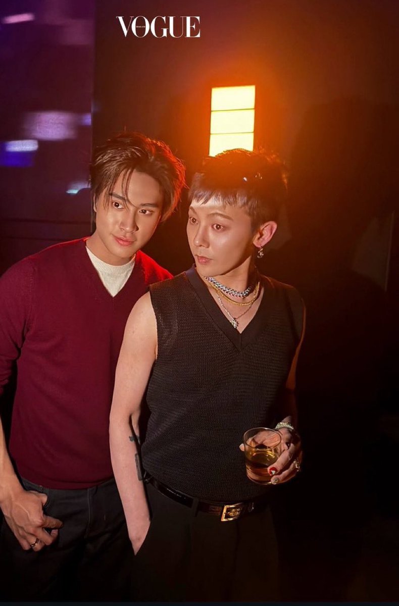 HE LOOKS SO GOOD WHAT THE FUCK