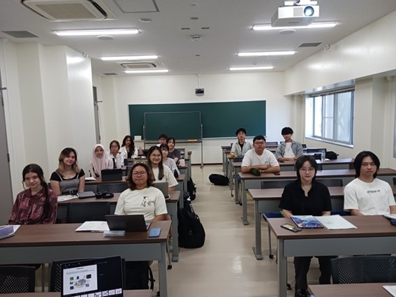 NU_GS_Science's tweet image. ー大学の日常ー

#留学生 活躍シリーズ！

講義のようす、パシャリ。
皆さん、笑顔をありがとうございます！

#名大 #理学
Photo by Kojima