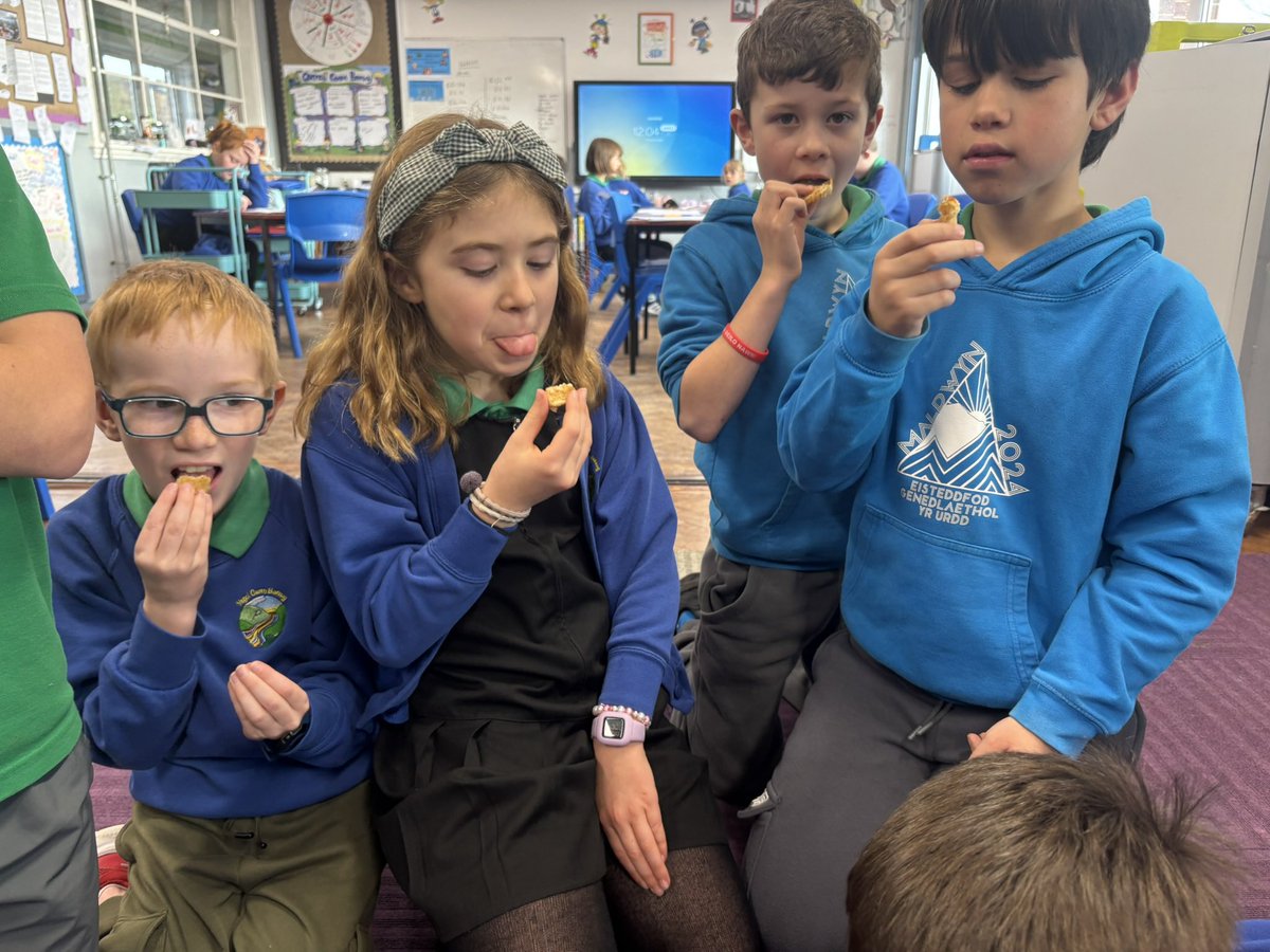 YBanwy's tweet photo. Aeth pethau o ddrwg i waeth gyda chynllunio grŵp Erfyl! Syniad gwych… ond pa amser sydd gennym i aros i’r tors godi? Trwy’r dydd i greu un coeden! 
Gwerthusiadau arbennig ar lafar ac yn ysgrifenedig! Back to the drawing board! Ceisiwn eto fory! https://t.co/klNfJSuvPG