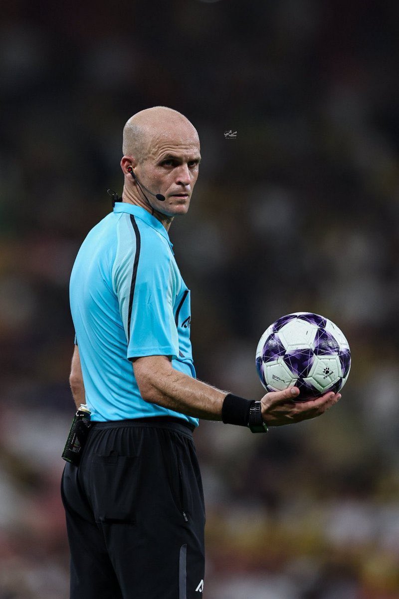 حكم فاشل ضعيف الشخصية أصبح طرده من البطولة مطلب،  في احتساب هدف بلمسة يد وطرد صريح حسب قوانين الفيفا كرادع قوي لبقية الحكام في البطولة، وتحية كبيرة وكبيرة جدًا لكيروش لكونه عرّى هذا الحكم بقرارات خاطئة سرقت جهد وعمل منتخب ولا عزاء على بعض المحللين الجبناء.