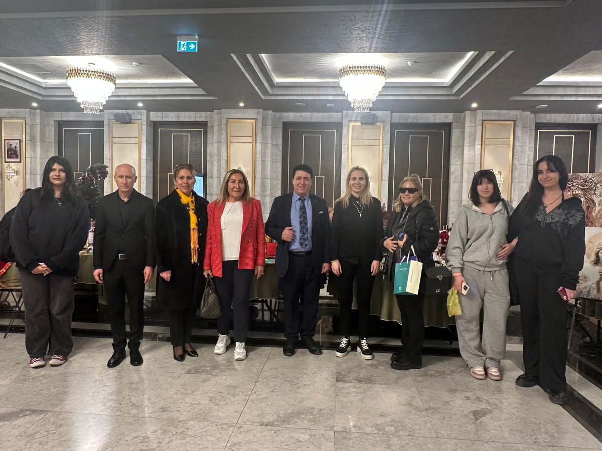 Doğu ve Güneydoğu Kültür Sanat Derneği olarak, Yeşilköy Kadınlar Kolu Yılbaşı Kermesi’ne; Sayın Genel Başkanımız Fuat Bodur, Sayın Genel Başkan Yardımcımız Sevim Akbay ve yönetim kurulumuzla birlikte katılım sağladık. Dayanışma ve emeğin buluştuğu güzel bir etkinlikti. 🎄✨