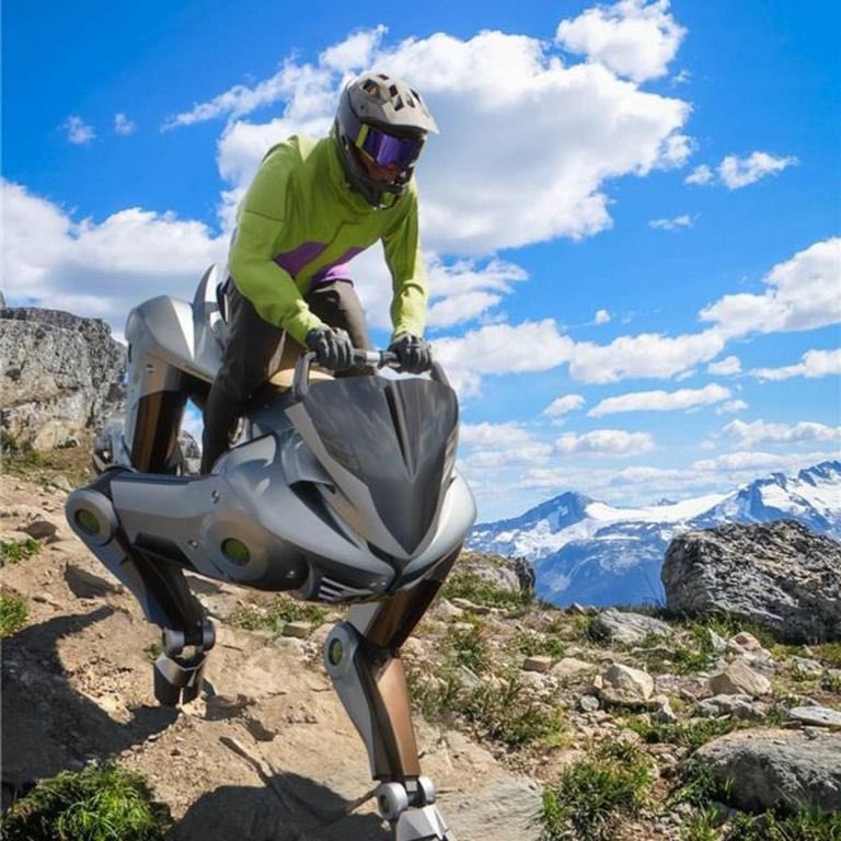 PutiMotor's tweet image. 川崎重工が発表した4足歩行モビリティコンセプト「CORLEO(コルレオ)」が、2035年製品化を目指して開発に着手❗️

四足歩行でオフロードを走破するもので、150cc2ストエンジンで発電する一種のシリーズハイブリッド方式で駆動。

ライダーの意思でジャンプも可能。

news.webike.net/motorcycle/504…