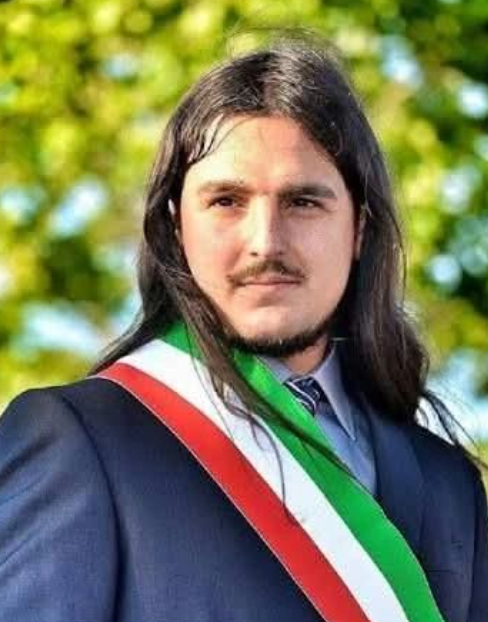 FrenkieWoody's tweet photo. Il sindaco di Bacoli, Josi Gerardo Della Ragione, blocca e multa i cantieri per la realizzazione della fibra rei di lasciare le strade in condizioni indecenti.

Ho provveduto a bloccare tutti i cantieri per la realizzazione della fibra nella nostra città. Hanno lasciato alcune strade di Bacoli, appena rifatte, in condizioni indecenti. Abbiamo già elevato multe per migliaia di euro. E altre ancora arriveranno. Devono pagare per ogni centimetro quadrato che ci hanno deturpato. Non solo con i verbali. Ma anche, e soprattutto, in tribunale. Per questo motivo ho appena firmato la denuncia contro tutti i responsabili delle ditte incaricate: dai direttore dei lavori ai responsabili della sicurezza. Tutti. Non faremo sconti a nessuno. Riteniamo siano stati commessi reati contro la sicurezza pubblica e privata. A seguito di eventuali condanne, richiederemo i danni economici non solo alle società ed alle ditte. Ma anche ai tecnici diretti interessati. Non vi darò tregua. È intollerabile che società di portata nazionale ed internazionali possano pensare di trattare la nostra città con superficialità. Vi saremo con il fiato sul collo fino a quando non avverrà l’ultimo ripristino stradale fatto a regola d’arte. Pagherete tutto. E se non imparerete ad avere rispetto di Bacoli, qui non ci metterete più piede. È una promessa. Una denuncia alla volta. Una multa alla volta. Una cacciata alla volta.