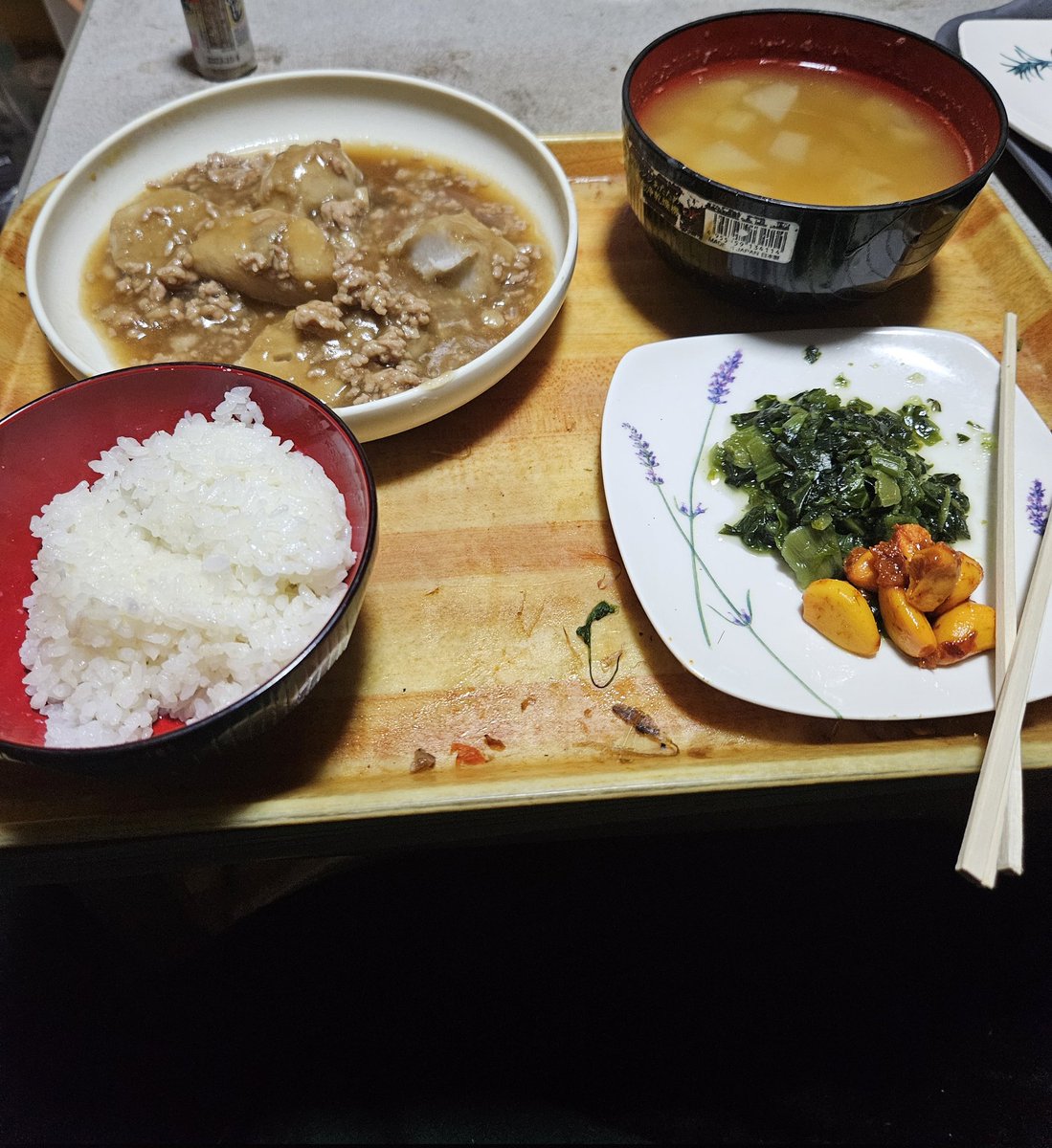 #がなりす食堂
#おこめしレンタル

これが、昼飯てださたけど、今は昼じゃなくて、夕方なんよ！
５時なんよ…まあ、くうけどさた…

里芋の煮転がし、おしんこ。味噌汁にご飯。健康的なんだぜ！

親がご飯作ってくれて、今回は感謝しよう( *・ω・)ノ