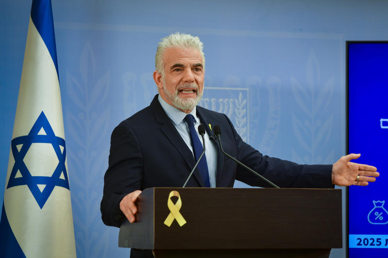 רגע לפני שתכניתו המדינית של נשיא ארה"ב דונלד טראמפ לסיום המלחמה בעזה תובא להצבעה במליאת הכנסת, ראש האופוזיציה יאיר לפיד חשף הבוקר (רביעי) כי נציגי הבית הלבן פנו אליו לגבי ההצבעה. בדבריו לפיד אמר כי האופוזיציה תתמוך באשרור התכנית, וכי הוא מאמין שגם הקואליציה תעשה זאת.

"נציגי