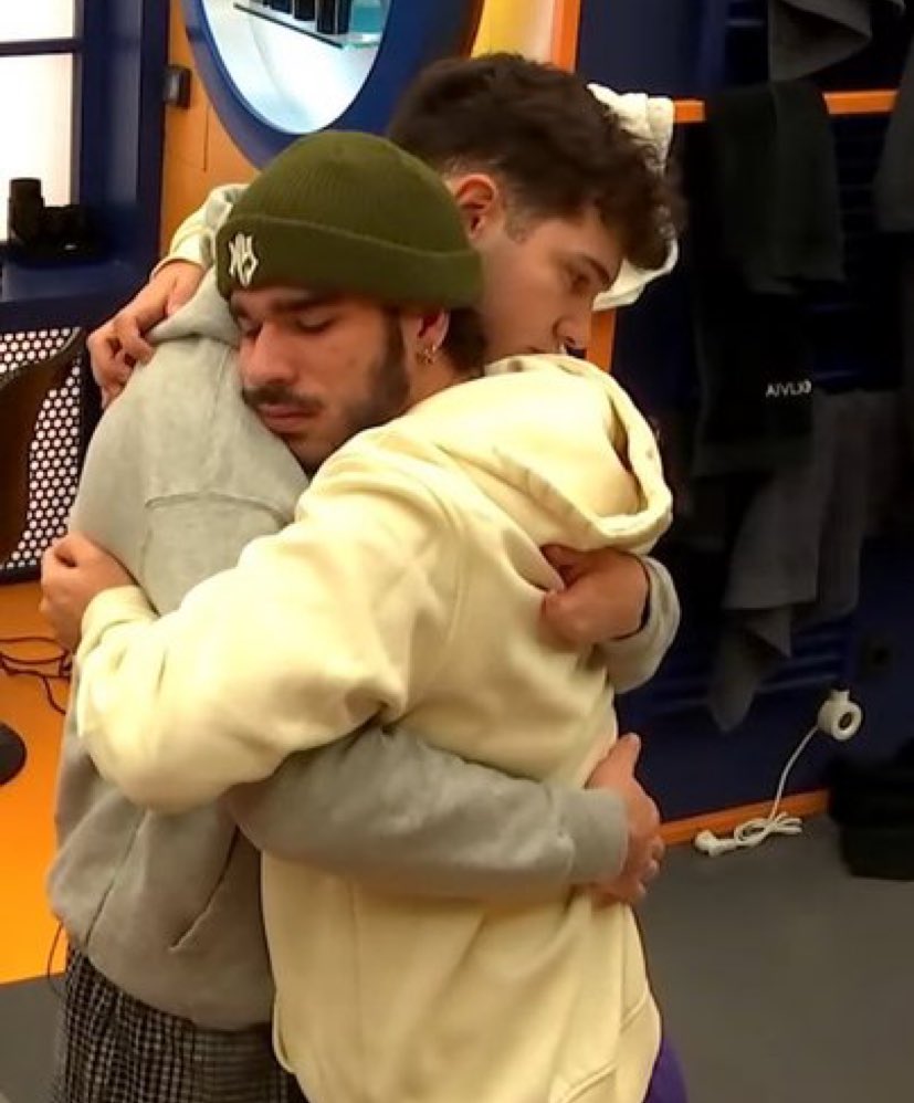 javicresponews's tweet photo. aunque nosotras ya no estemos viendo el programa, (y tinho sea el top2 de mar), nuestra querida @shipperglu está sufriend0, así que por el amor que tenemos a guillo y por todo lo que ha cuidado a crespo estas últimas semanas, nos unimos a la campaña salvar guillo!!!!! 
#OTDirecto3D