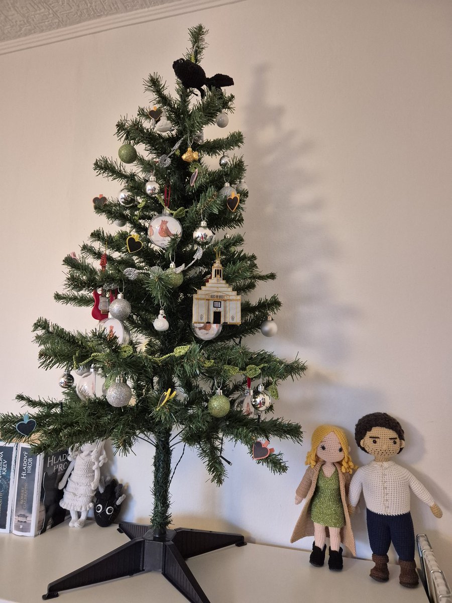 New decorations on my Strikemas tree! 🦢🐟 Cormoranda is no longer the only fish on the tree. The whole thing is very ecclectic because it's inspired by whatever I I found that has a connection to
<a href="/jk_rowling/">J.K. Rowling</a> 's fabulous book.