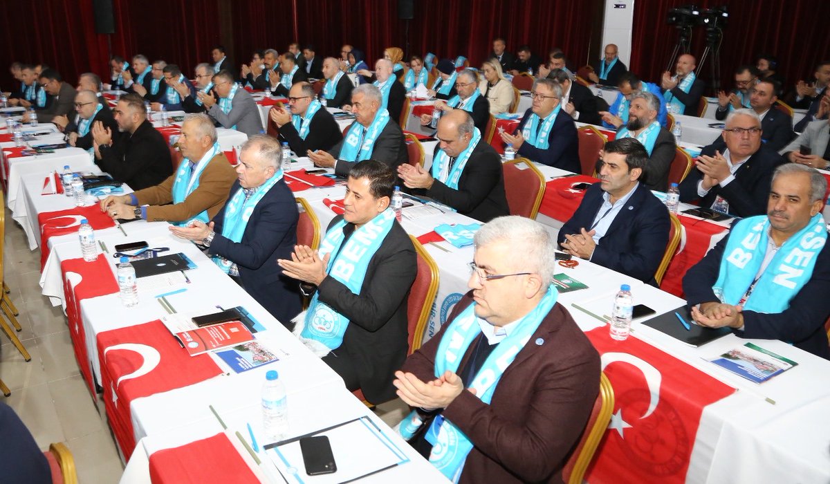 #BemBirSenBaşkanlarKurulu2025
Kütahya İl Başkanımız
Ahmet Enes Karadaş

Başkanlar Kurulumuzda selamlama konuşmalarını gerçekleştirerek; 
Genel Merkez Yönetim Kurulu, Şube ve İl Başkanlarımızı Kütahya’da ağırlamaktan duyduğu memnuniyeti ifade etti.