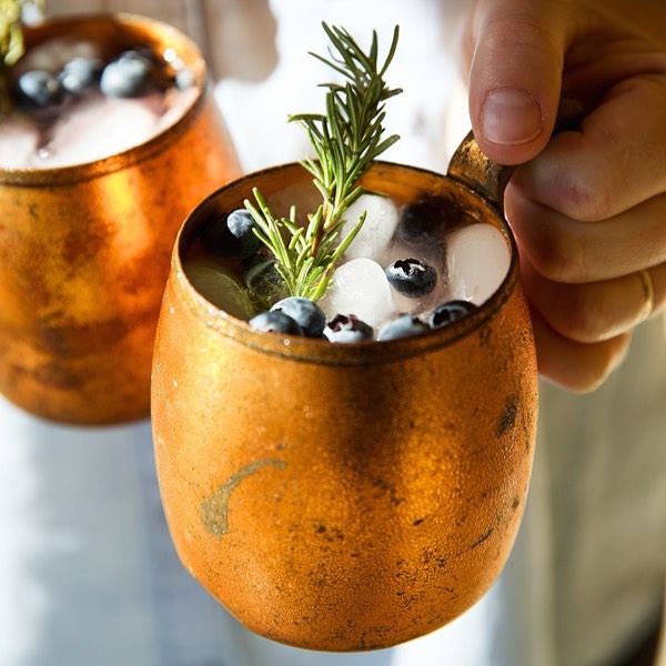 #メリクリ！寒くなってきたから、おうちで新しいカクテルを試してみませんか？
「ブルーベリー×ローズマリー・モスコミュール」
爽やかでほんのり #スパイシー な香りと #ブルーベリー の甘さのバランスが絶妙！
レシピはプロフィールのリンクから💙