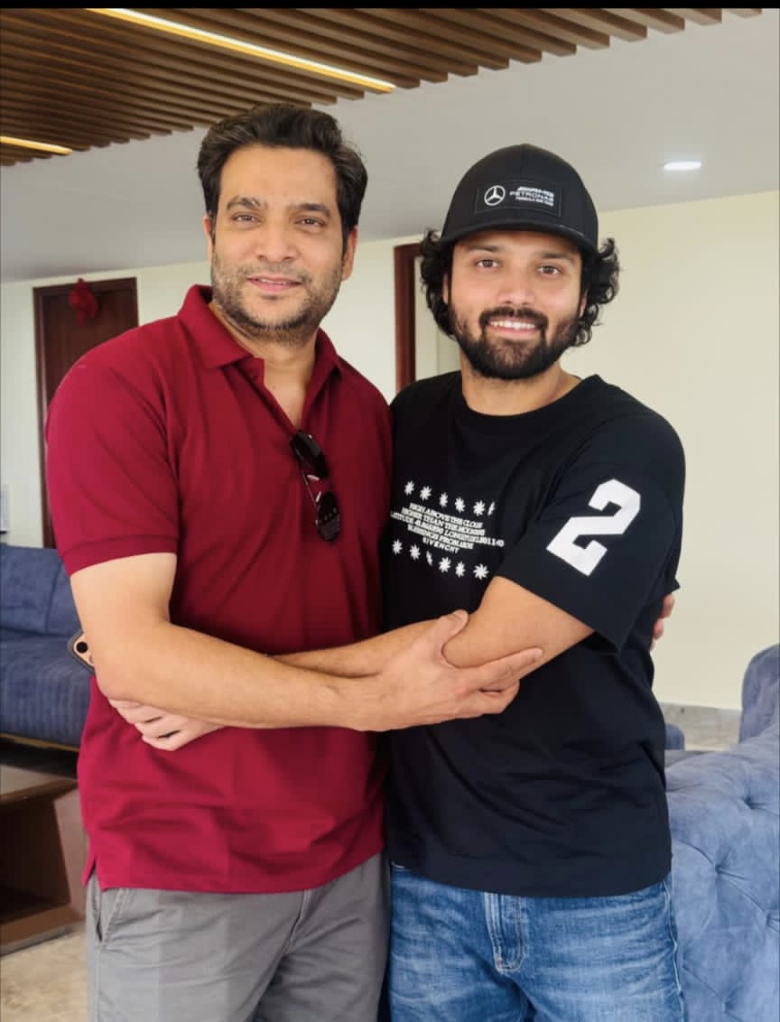 ProSreenuSuresh's tweet image. Venkanna @ChaiGadda54728 gets massive Love and appreciation❤️

Ace Producers #Dilraju, #Shirish and Hero #Ashish congratulated #ChaituJonnalagadda and appreciated for the phenomenal performance in #RajuWedsRambai ❤️‍🔥