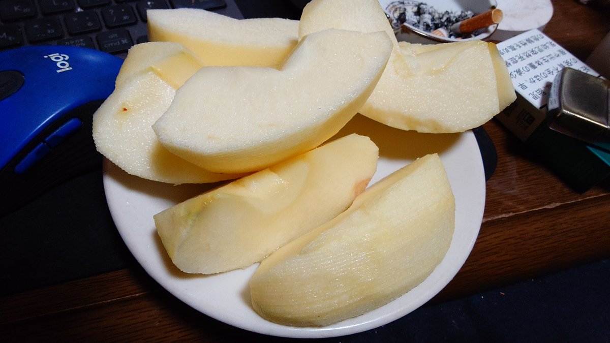 りんごを剥きました。
ピーラーを使いました。
ちょっと、包丁とは、勝手が違ったかな？
#おうちごはん
#りんご