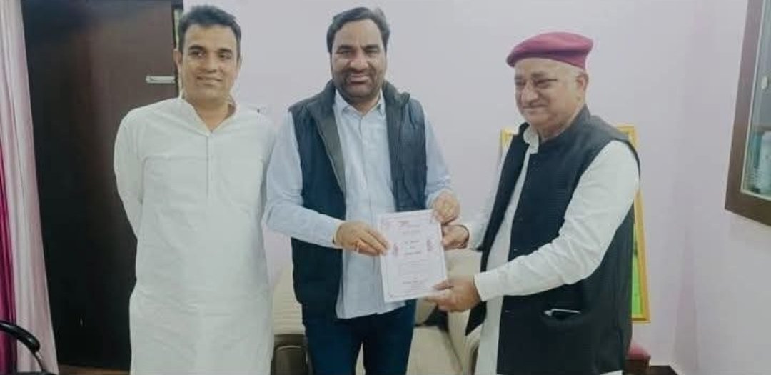 Manu_choudhary4's tweet image. हनुमान जी बेनीवाल आज शाम को बिश्नोई फार्म हाउस पर श्री मलखान सिंह जी बिश्नोई (पूर्व विधायक),श्री महेंद्र बिश्नोई (पूर्व विधायक),श्री परसराम बिश्नोई,श्री अमरसिंह बिश्नोई,श्री विक्रम सिंह बिश्नोई उप-जिला प्रमुख के परिवार में आयोजित वैवाहिक कार्यक्रम में भाग लेंगे |
@hanumanbeniwal