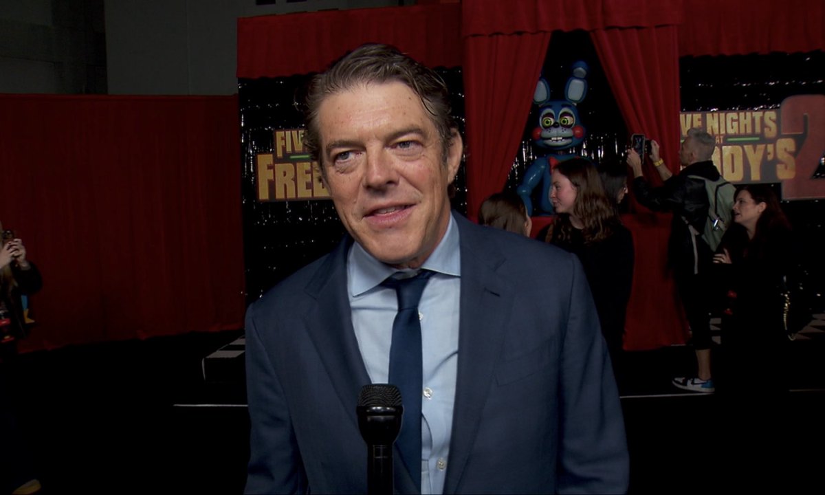 vanourneyjoe's tweet photo. Jason Blum at tonight’s FIVE NIGHTS AT FREDDY’S 2 red carpet premiere. Watch the interview here: https://t.co/lZrcTRFeiO #fnaf2movie #FNAF2 #FNAFMOVIE #MatthewLillard #WorldPremiere #RedCarpet #JasonBlum #Blumhouse https://t.co/SbvRvnazG7
