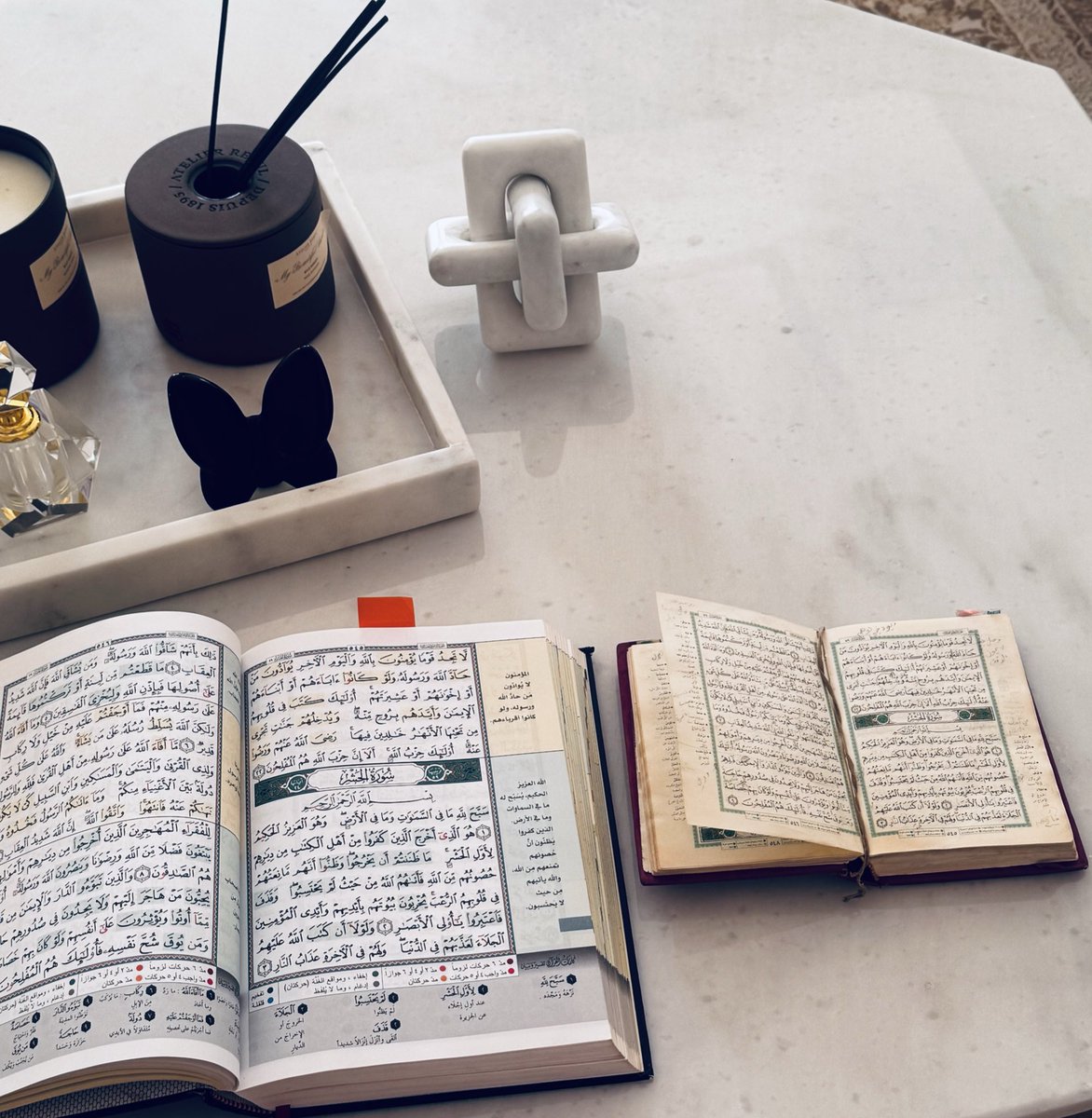 84November's tweet image. الذي يسير في طريق حِفظ القرآن الكريم، قد اختار طريقًا طويلًا…
طريقًا مليئًا بالتعب، والنِّسيان، والخوف، والمراجعة المستمرة.
ليس النسيان دليلاً على ضعفك،
بل هو دليل على حاجتك الدائمة إلى ربك.
فالله يحب القلب الذي يعود إليه دومًا