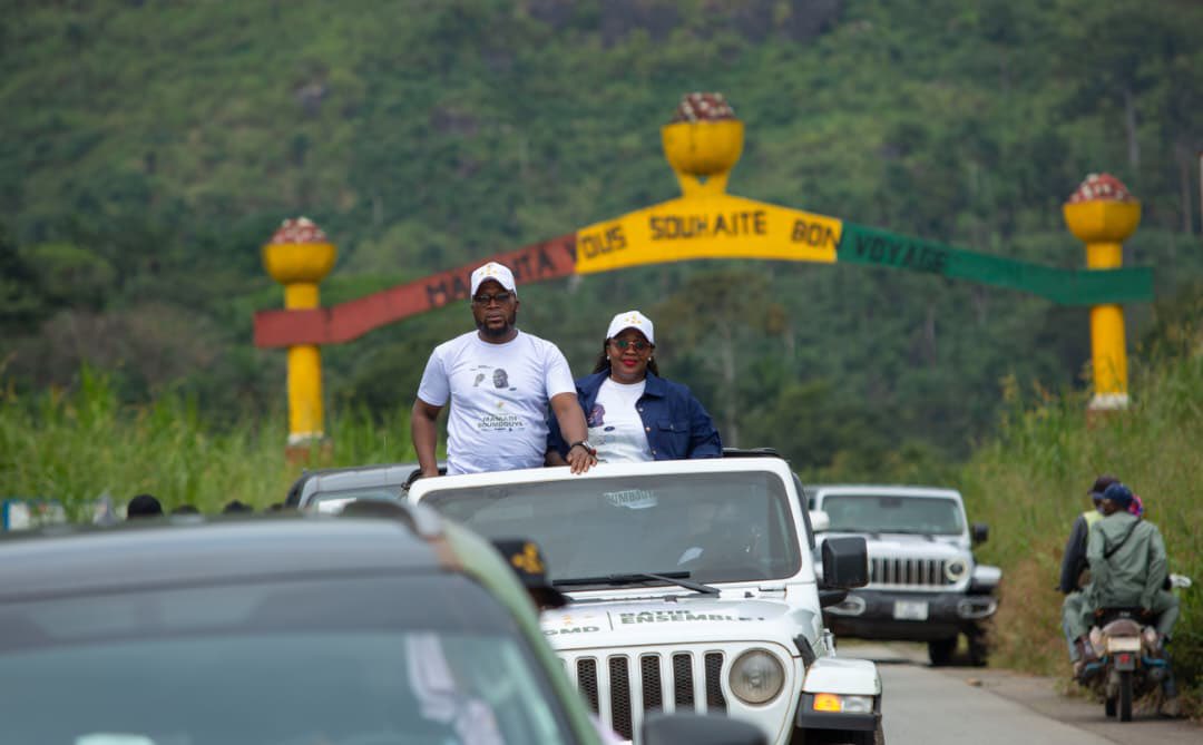 𝐆𝐌𝐃 – Région Forestière
Hier, à l’issue de notre rencontre entre le Directoire régional de campagne GMD de la région forestière et les Délégués à la Base de Guéckédou, nous avons été chaleureusement et joyeusement accueillis par la population de ma Macenta natal.

𝐄.𝐊