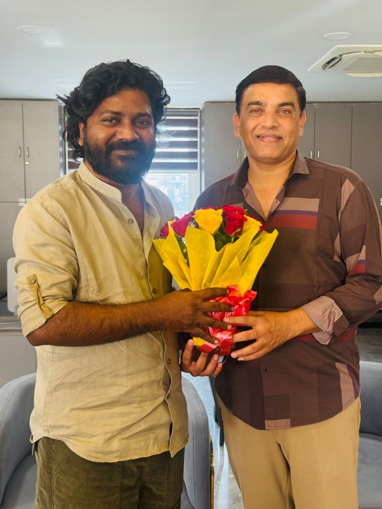 venuudugulafilm's tweet image. Ace Producer #Dilraju appreciates the entire team of Rural Cult Blockbuster ❤

Team #RajuWedsRambai expresses gratitude for the recognition and support 🤩

@etvwin @rahulmopidev @Monsoontal2444 @TheBunnyVas @connect2vamsi @akhilrajuddemari #Tejaswi @ChaiGadda54728…