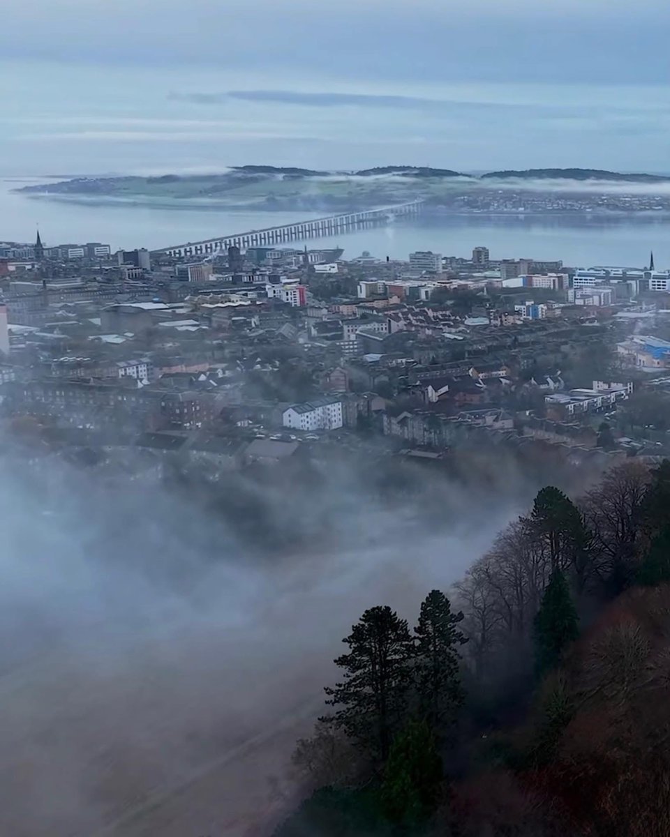 DundeeCulture's tweet image. ❤️🏴󠁧󠁢󠁳󠁣󠁴󠁿😍 Got to love when Dundee gets all atmospheric! What a cracking sight to behold of the city from Balgay Park by Brighthook Media. Simply stunning!

📸 Brighthook Media